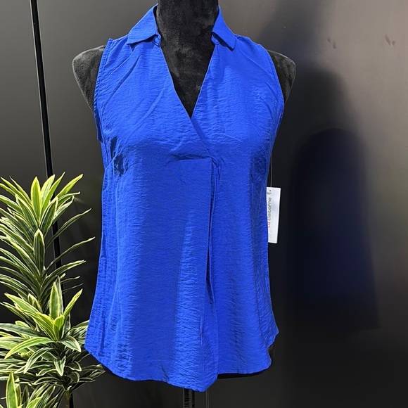 Liz Claiborne Petite Collar V-neck,slit at hips, sleeveless,loose fit,satin feel - Picture 1 of 8